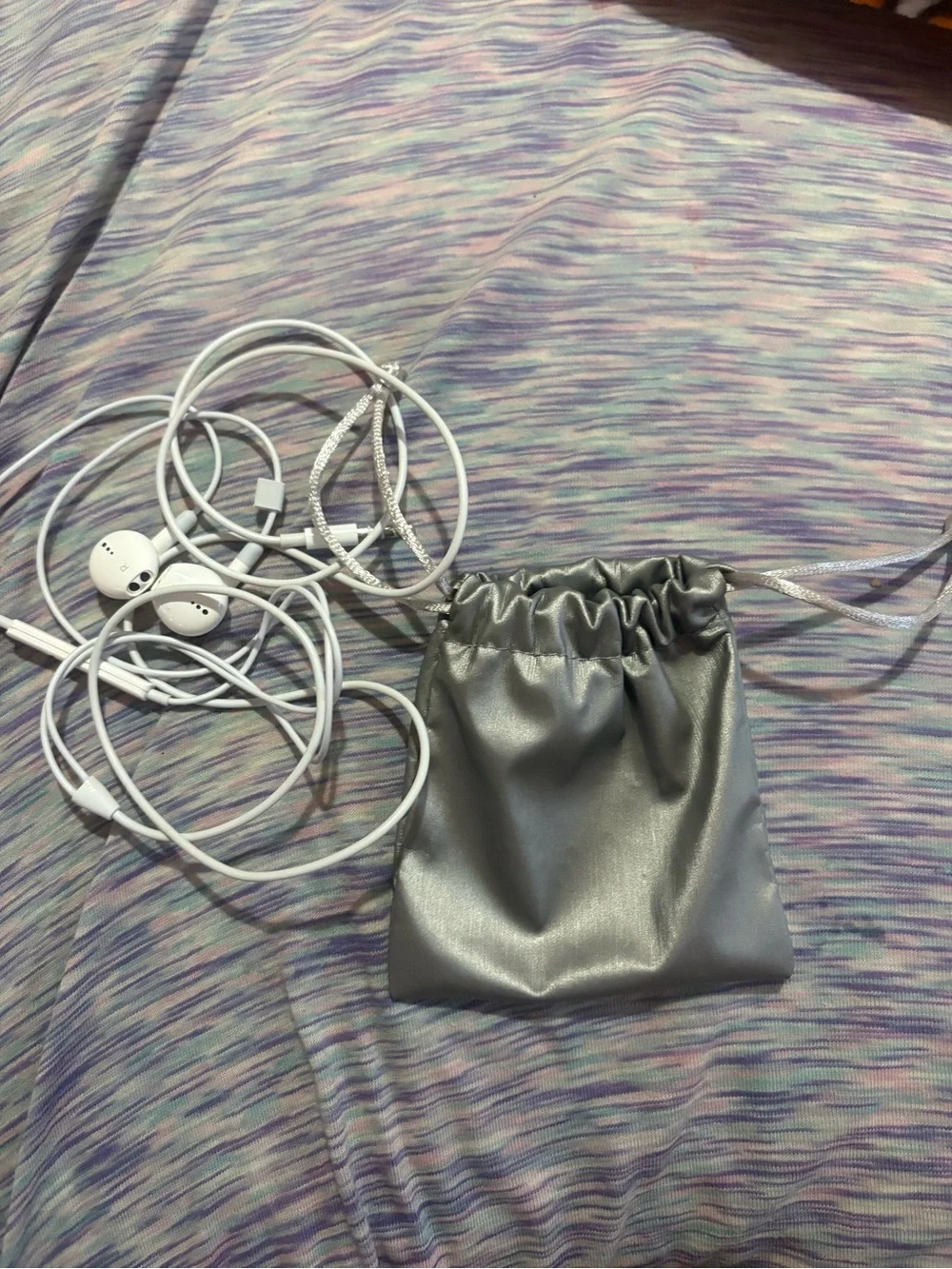Apple White Earbuds with Silver Drawstring Pouch